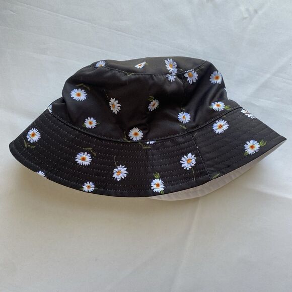 Alice + Olivia Women’s Daisy Print & Solid White Reversible Bucket Hat